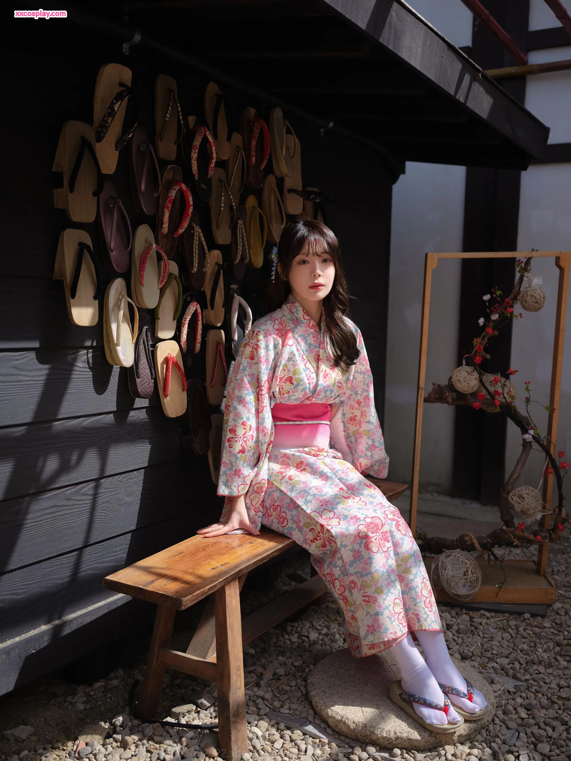 Wuyo: Kimono hoa rực rỡ quyến rũ